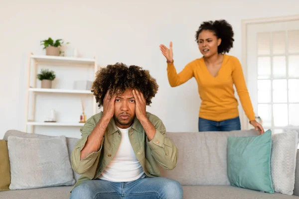 喧嘩や虐待 自宅で女が叫んでいる間 カメラを見て不幸なアフリカ系アメリカ人男性 夫婦は対立している 結婚危機問題の概念 選択的フォーカス — ストック写真