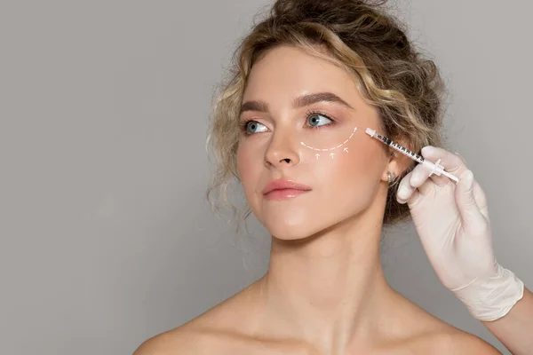 Kosmetikerin Macht Injektion Für Junge Schöne Frau Mit Gezogener Linie — Stockfoto