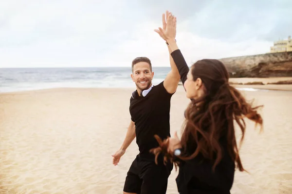 Hombre Mujer Sonrientes Corriendo Por Mañana Playa Cerca Del Océano —  Fotos de Stock