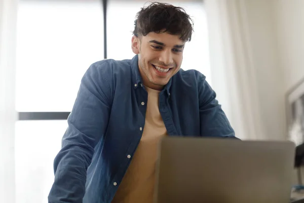Hombre Negocios Árabe Sonriente Mirando Pantalla Del Ordenador Portátil Que — Foto de Stock