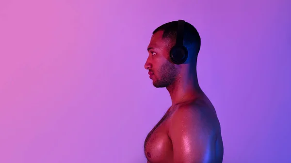 Workout Musik Seitenansicht Eines Muskulösen Afroamerikaners Der Kopfhörer Trägt Und — Stockfoto