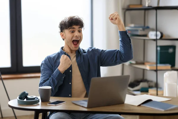 Bilgisayara Bakan Bilgisayarın Yumruklarını Sallayan Modern Ofiste Sevinçle Bağıran Neşeli — Stok fotoğraf