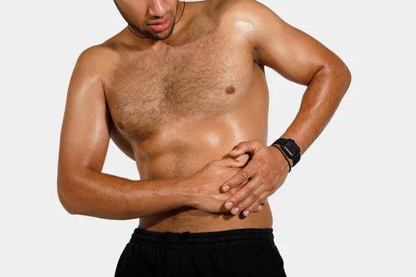 Nierozpoznawalny Afroamerykanin Sportsman Dotknięcie Bóle Mięśni Brzucha Cierpiących Ból Mając — Zdjęcie stockowe