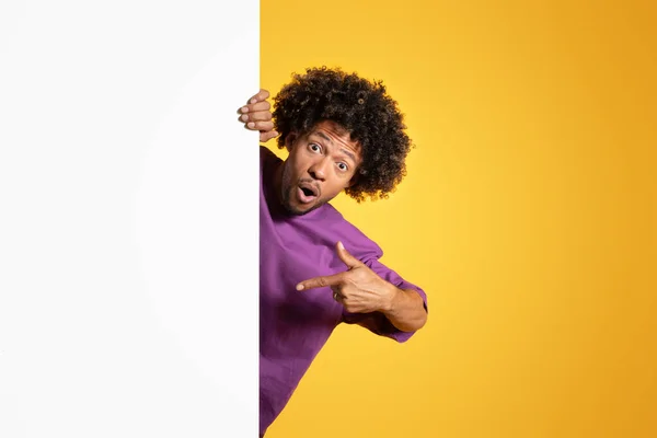 Alegre Sorprendido Adulto Africano Americano Rizado Hombre Camiseta Púrpura Con —  Fotos de Stock