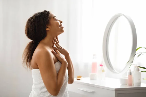Beautiful Black Woman Looking Mirror Touching Her Soft Skin Neck — Stok Foto