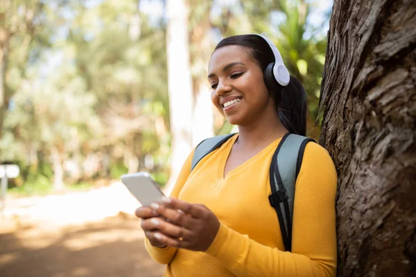 Gülümseyen Brezilyalı Kız Öğrenci Kulaklıkla Müzik Dinliyor Internette Akıllı Telefon — Stok fotoğraf