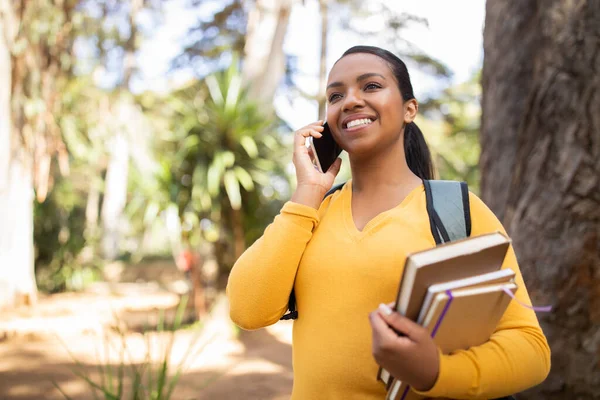 兴奋的巴西女士打电话 用智能手机聊天 放学后在外面散步 复制空间 现代通信概念 — 图库照片