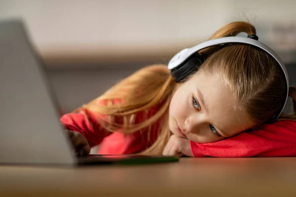 Burnout Children Menina Perturbada Inclinando Mesa Olhando Para Tela Laptop — Fotografia de Stock