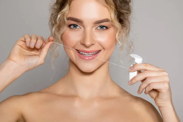 Porträt Einer Glücklichen Jungen Frau Mit Zahnseide Für Saubere Mundhygiene — Stockfoto