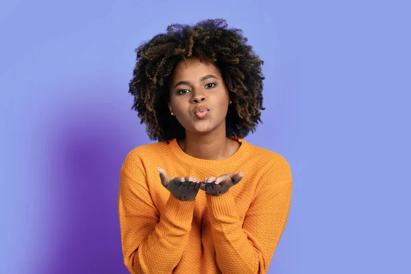Mooie Vrolijke Jonge Afrikaanse Amerikaanse Vrouw Met Bossige Krullend Haar — Stockfoto
