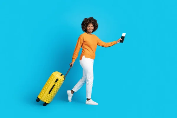 Glücklich Lächelnde Hübsche Junge Schwarze Reisende Mit Gelbem Gepäck Reisepass — Stockfoto