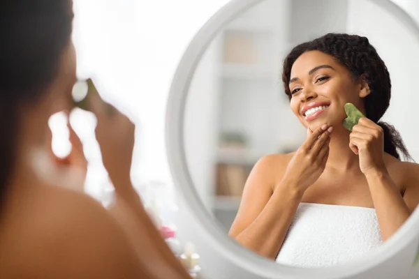 Концепция Skincare Красивая Черная Женщина Массирует Лицо Инструментом Гуа Дома — стоковое фото