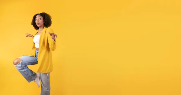 Eğleniyorum Mutlu Genç Siyahi Bayan Zıplıyor Dans Ediyor Fotokopi Odasına — Stok fotoğraf