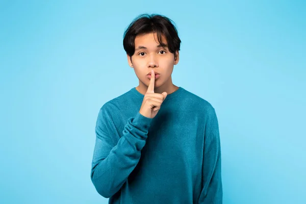 Ticho Korejský Dospívající Chlap Gestikulace Prst Rtech Při Pohledu Kameru — Stock fotografie