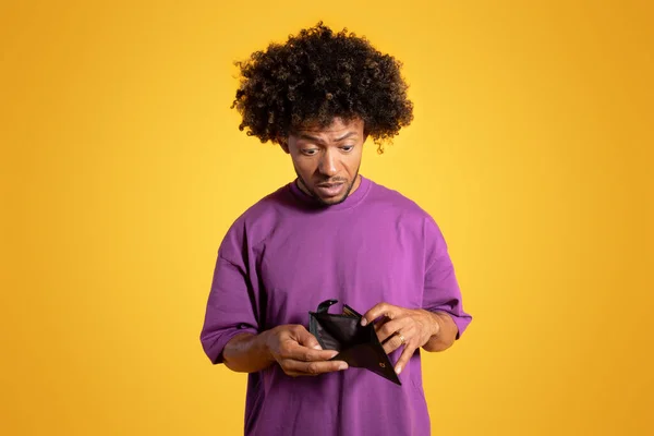 Triste Sorprendido Adulto Africano Americano Rizado Hombre Púrpura Camiseta Cartera —  Fotos de Stock
