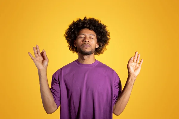 Feliz Hombre Rizado Afroamericano Adulto Tranquilo Camiseta Púrpura Con Ojos —  Fotos de Stock
