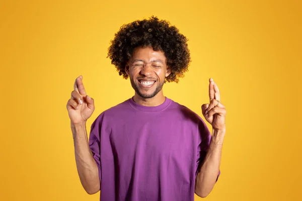 Feliz Adulto Afroamericano Rizado Hombre Camiseta Púrpura Con Los Ojos —  Fotos de Stock