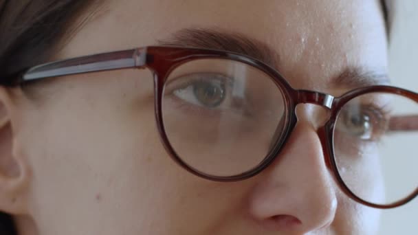 Problémy Zrakem Detailní Záběr Portrét Mladé Ženy Nasazování Brýlí Čtení — Stock video