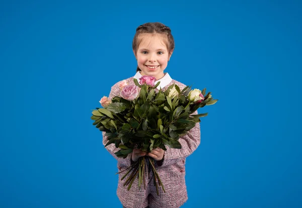 Souriant Petite Fille Européenne Avec Bouquet Fleurs Profiter Anniversaire Printemps — Photo