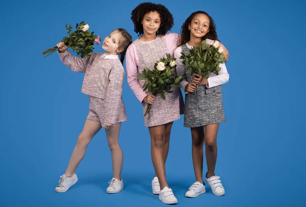 Joyeuses Petites Copines Internationales Avec Des Bouquets Fleurs Profiter Printemps — Photo