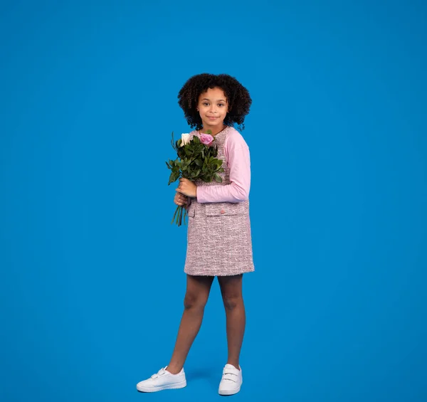 Petite Fille Afro Américaine Souriante Avec Bouquet Fleurs Isolées Sur — Photo