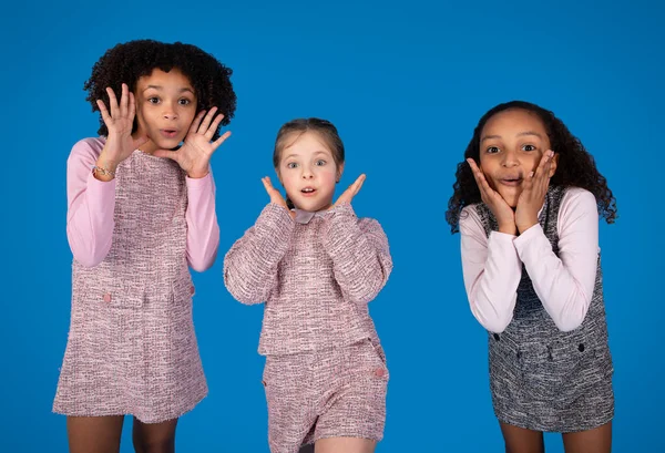 Sokkolt Meglepett Boldog Többnemzetiségű Kis Barátnők Alkalmi Érezd Jól Magad — Stock Fotó