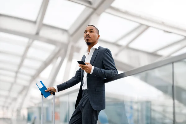 Junger Schwarzer Mann Anzug Hält Smartphone Und Flugtickets Der Hand — Stockfoto