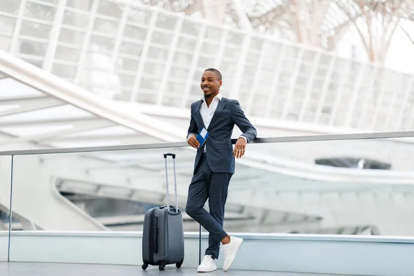 Havalimanı Terminalinde Pasaportu Olan Yakışıklı Siyahi Bir Işadamı Uçuş Için — Stok fotoğraf