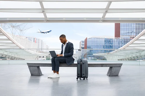 Afroamerikanischer Geschäftsmann Arbeitet Laptop Während Auf Den Flug Modernen Flughafen — Stockfoto