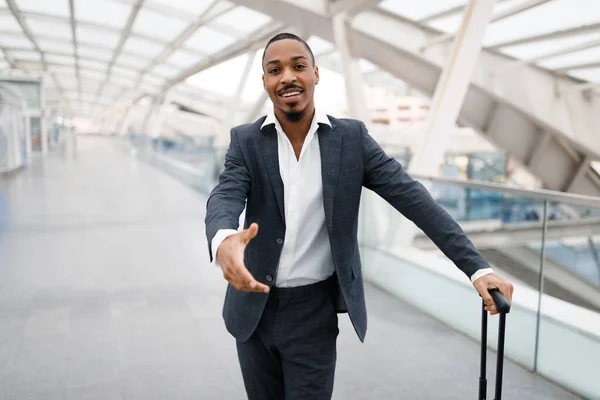 Uśmiechnięty Czarny Biznesmen Podający Rękę Uścisk Dłoni Spotykający Kogoś Lotnisku — Zdjęcie stockowe