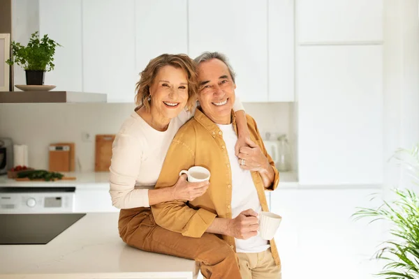 Portrait Romantischer Glücklicher Senioren Die Morgens Der Küche Frischen Kaffee — Stockfoto