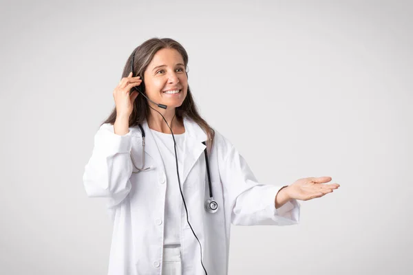 Health 이라는 개념입니다 그레이 스튜디오 배경에 헤드셋 청진기가 선생님 환자와 — 스톡 사진