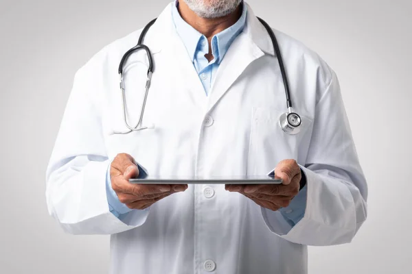 Viejo Médico Masculino Europeo Bata Blanca Con Estetoscopio Mantenga Tableta —  Fotos de Stock