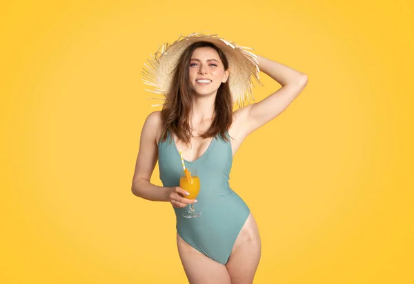 Sommererfrischung Junge Frau Posiert Badeanzug Und Strohhut Genießt Fruchtcocktail Blickt — Stockfoto