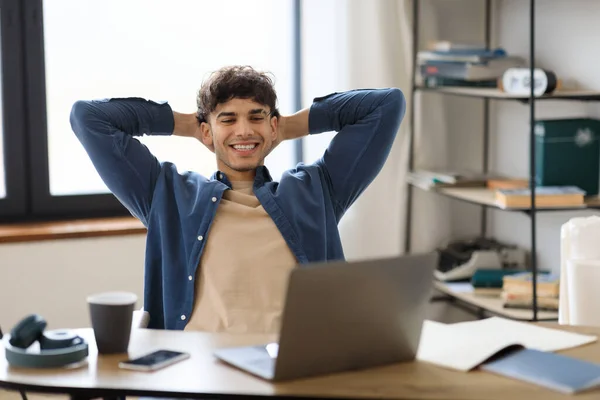 Feliz Oriente Medio Joven Mirando Computadora Portátil Relajante Lugar Trabajo — Foto de Stock
