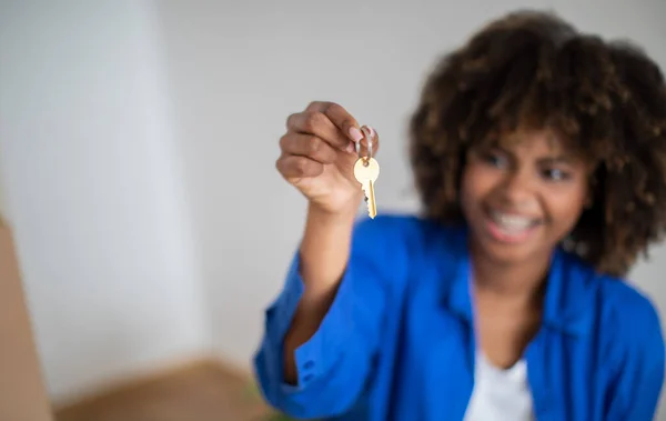 Концепция Ипотеки Переселения Портрет Счастливой Черной Женщины Ключом Дома Радостной — стоковое фото