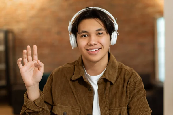 Γεια Σας Χαρούμενο Κινέζο Έφηβο Αγόρι Που Φοράει Ακουστικά Και — Φωτογραφία Αρχείου