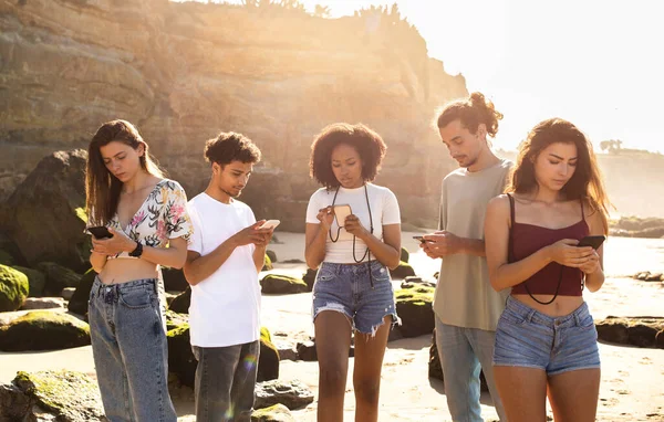 Zajęci Poważnymi Młodymi Zróżnicowanymi Ludźmi Piszącymi Smartfonach Plaży Nowości Nowoczesna — Zdjęcie stockowe