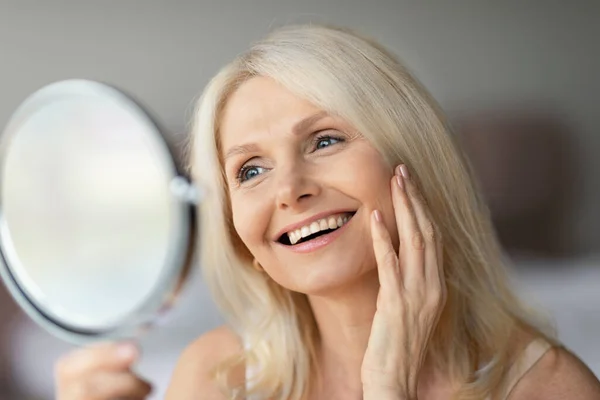 Aynaya Bakan Yüzlerine Dokunan Kırışıklıklarını Kontrol Eden Gülümseyen Güzelliğine Hayran — Stok fotoğraf