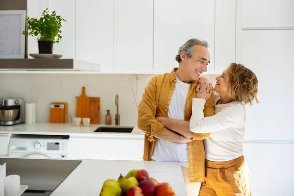 Olgun Romantizm Kavramı Mutfakta Kucaklaşan Birbirine Bakan Gülümseyen Boş Alan — Stok fotoğraf