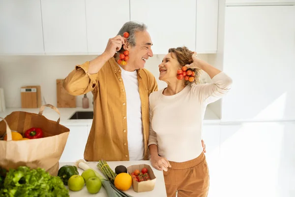兴奋的年长配偶打开背包 从超市回来 站在厨房里 一起玩乐 退休长者在一起消磨时间 — 图库照片