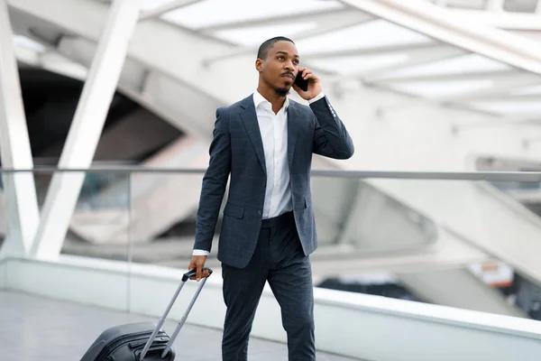 Havaalanında Bavulla Yürürken Cep Telefonuyla Konuşan Afrikalı Amerikalı Adamı Uçuş — Stok fotoğraf