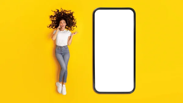 Mobiles Angebot Fröhliche Frau Telefongespräch Der Nähe Eines Großen Smartphones — Stockfoto