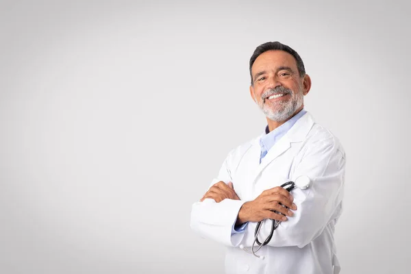 Feliz Confiante Velho Médico Masculino Casaco Branco Com Estetoscópio Braços — Fotografia de Stock