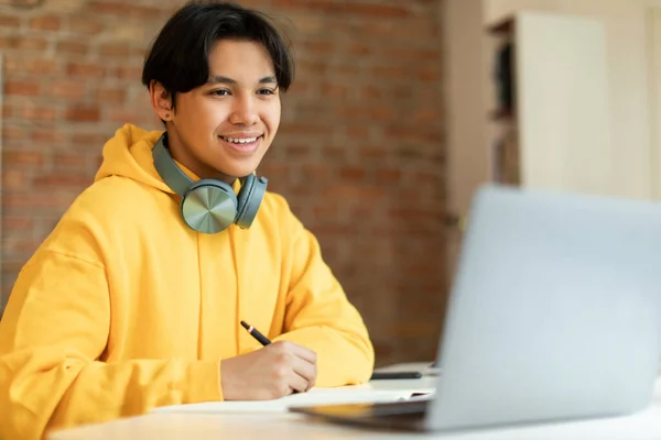 电子学习概念 快乐的亚洲学生在网上看笔记本电脑 做笔记 学习和做功课 现代教育 选择性焦点 — 图库照片