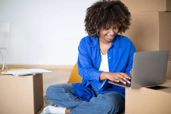 Üzlet Startupok Fekete Női Vállalkozó Között Kartondobozok Laptop Mosolygós Afro — Stock Fotó