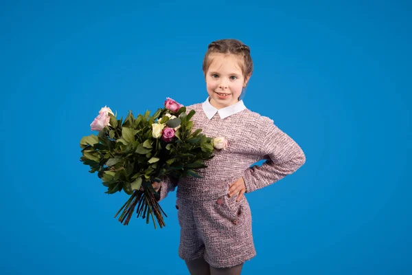 Salut Joyeux Anniversaire Heureuse Petite Fille Caucasienne Avec Bouquet Fleurs — Photo