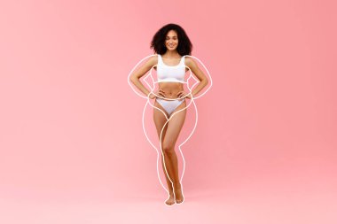 Liposuction sonuç konsepti. Pembe arka planda iç çamaşırlarıyla poz veren siyah zayıf kadın, kıvrımlarını gösteren beyaz iç çamaşırlı kadın, tam boy, kolaj.