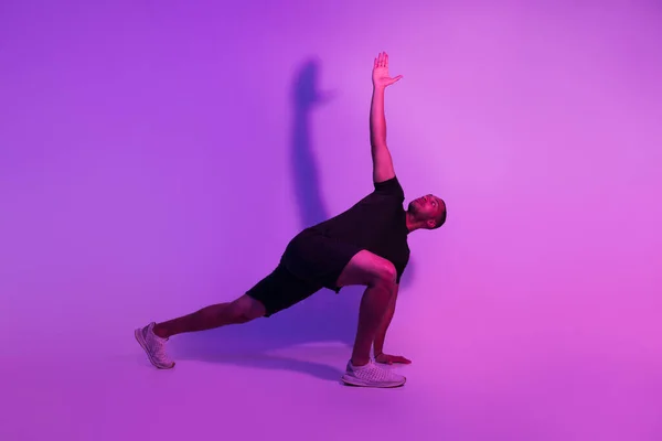 Nero Fitness Uomo Pratica Yoga Piedi Angolo Laterale Evoluto Pose — Foto Stock