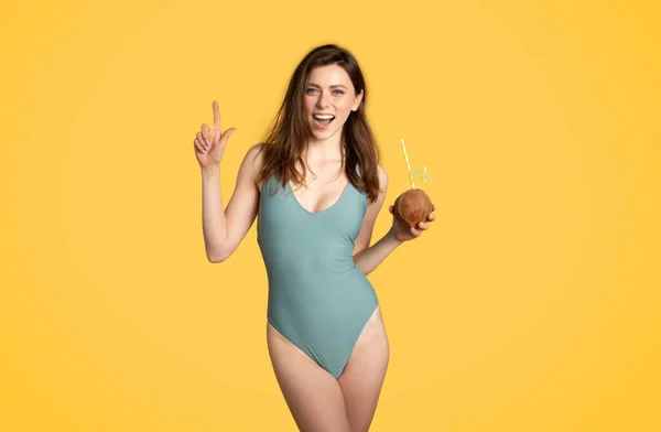 Glückliche Junge Dame Badeanzug Genießt Exotischen Sommer Kokosnuss Cocktail Und — Stockfoto